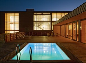 Una piscina cubierta, una piscina al aire libre