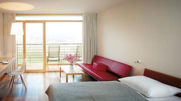 Luxe beddengoed, een kluis op de kamer, een bureau, extra bedden