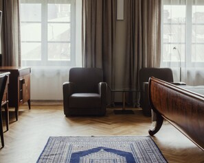 Sengetøy av topp kvalitet, minibar og safe på rommet