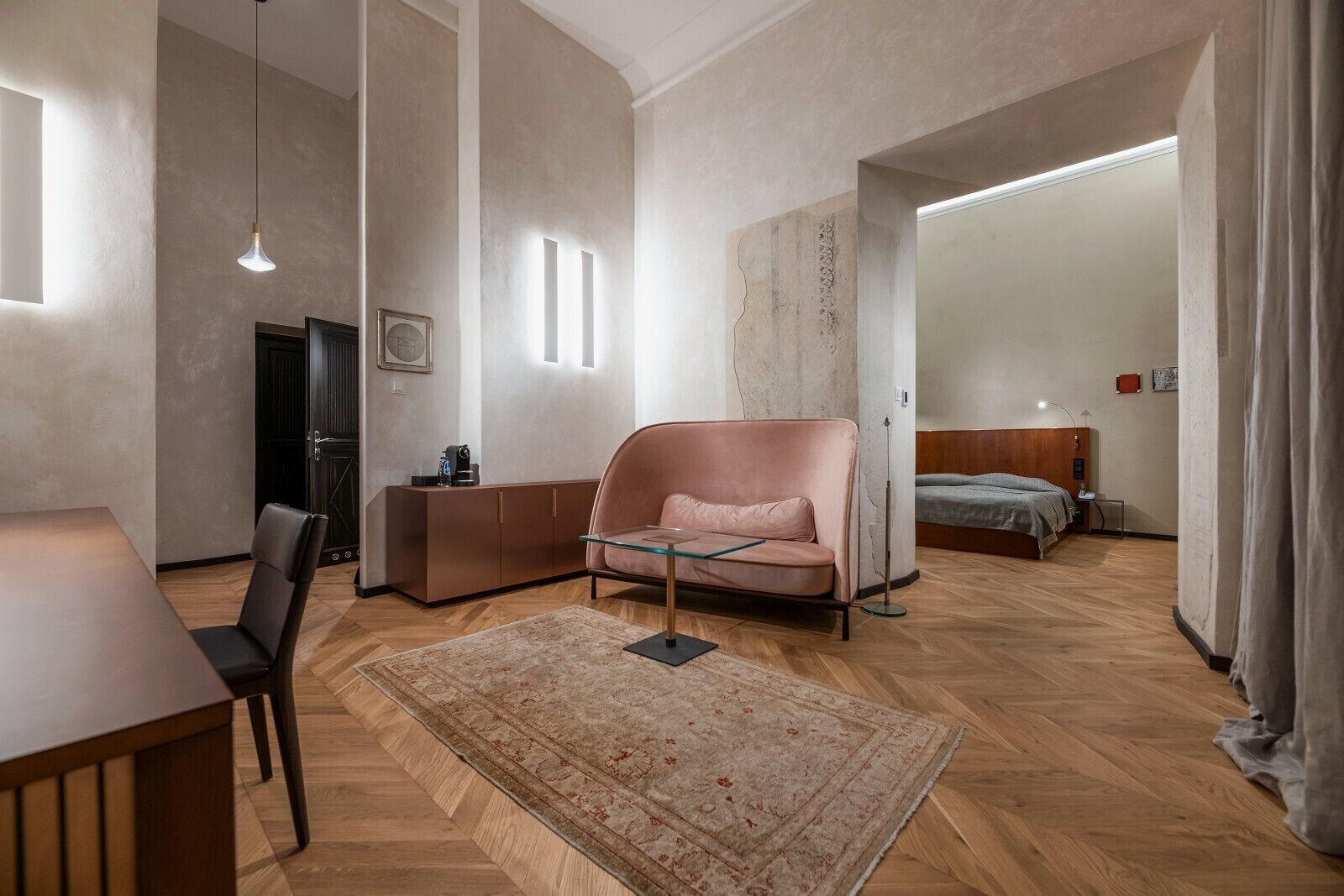 42-英寸液晶电视 （配备有线频道）、电视