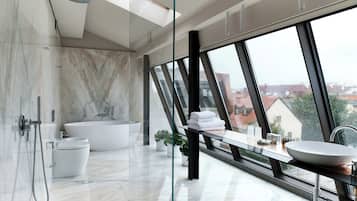 Suite | Badezimmer | Designer-Toilettenartikel, Haartrockner, Bademäntel, Hausschuhe