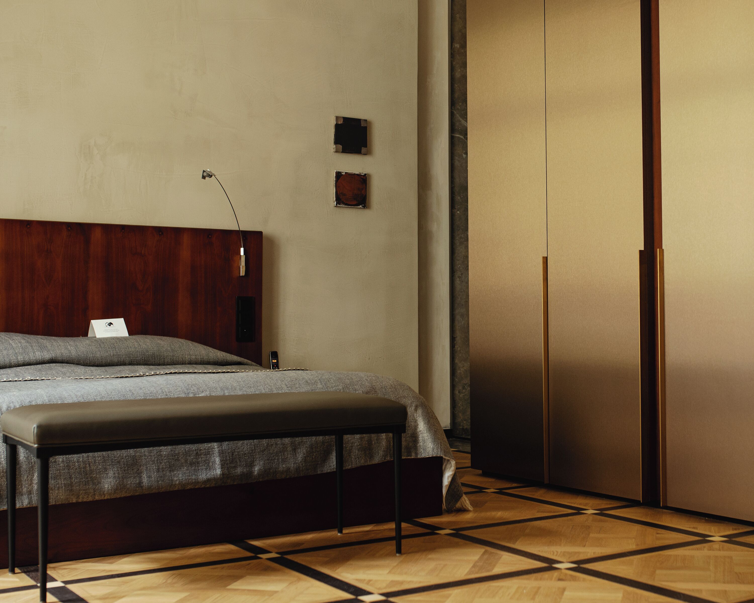 高档床上用品、迷你吧、客房内保险箱、特色装修