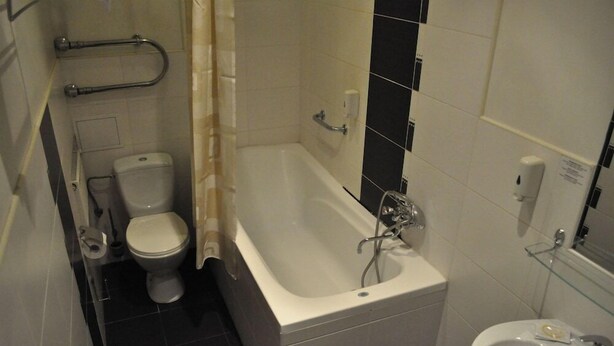 Un baño con inodoro, bañera y lavabo.