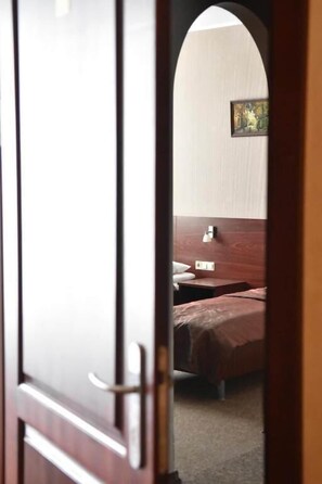 客房内保险箱、熨斗/熨衣板、折叠床/加床、WiFi