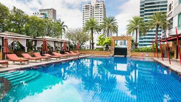 Kolam renang outdoor, dengan kursi berjemur