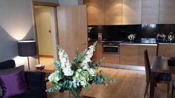Refrigerador con freezer, microondas, placa de cocina, lavavajillas