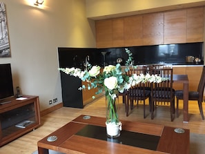 Apartamento, 1 quarto | Área de estar | TV de tela plana 32 polegadas com canais digitais, TV