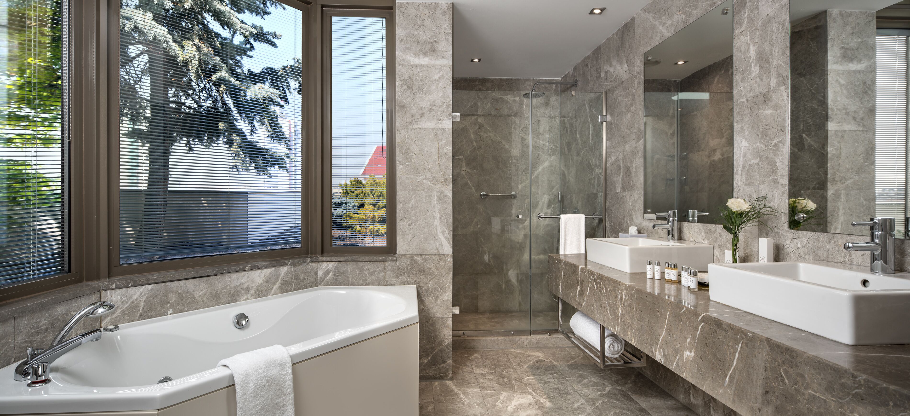 suite deluxe | premium bedding, minibar, in-room safe, desk