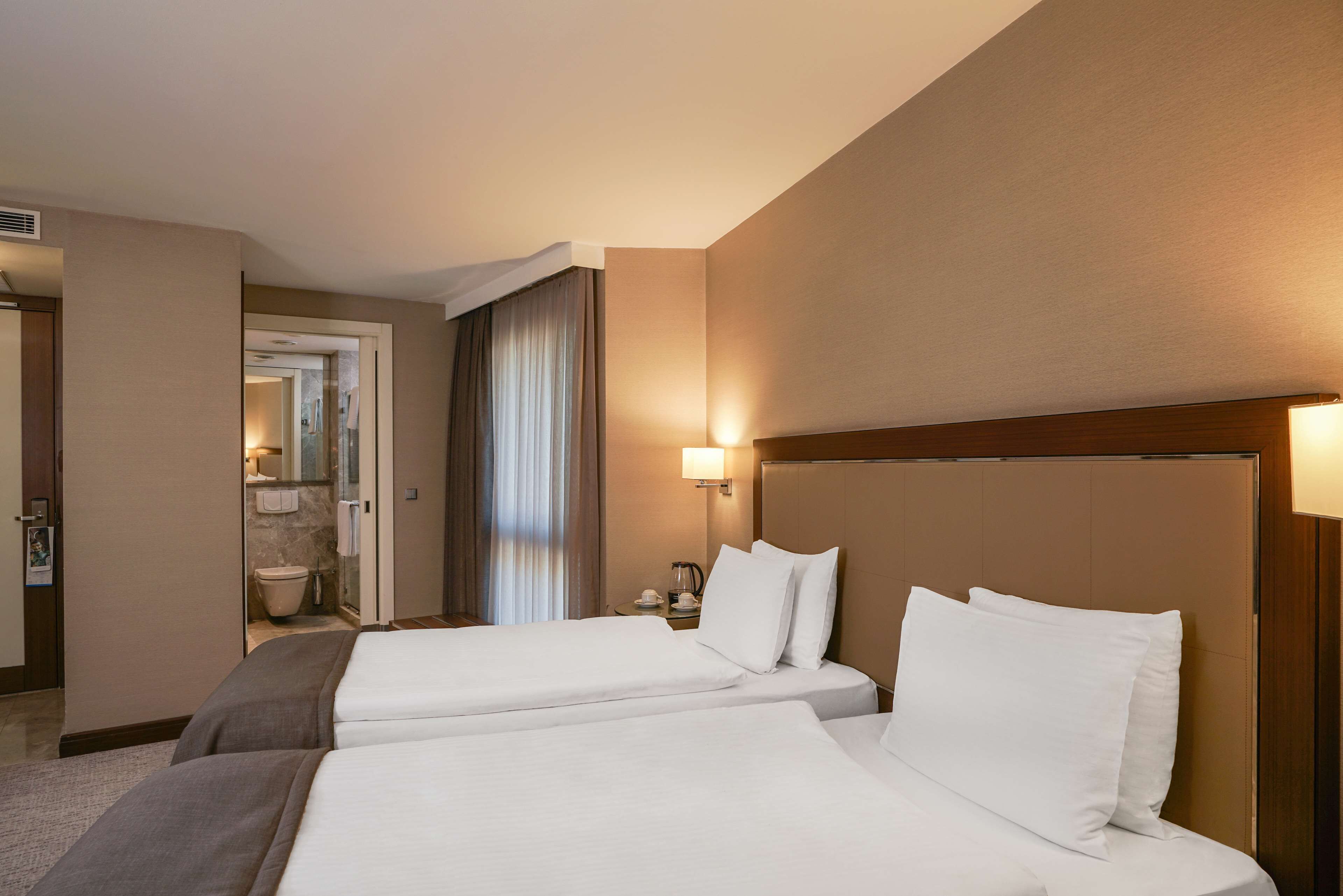 standard twin room | premium bedding, minibar, in-room safe, desk