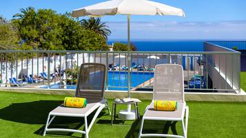 Bar en bord de piscine