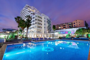 Una piscina al aire libre