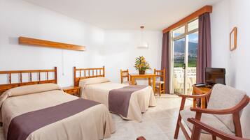 Een bureau, een laptopwerkplek, beddengoed