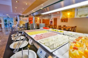Free daily buffet breakfast  - Dubai Macaé by Atlântica (Macaé)