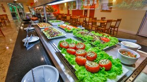 Breakfast, lunch and dinner served - Dubai Macaé by Atlântica (Macaé)