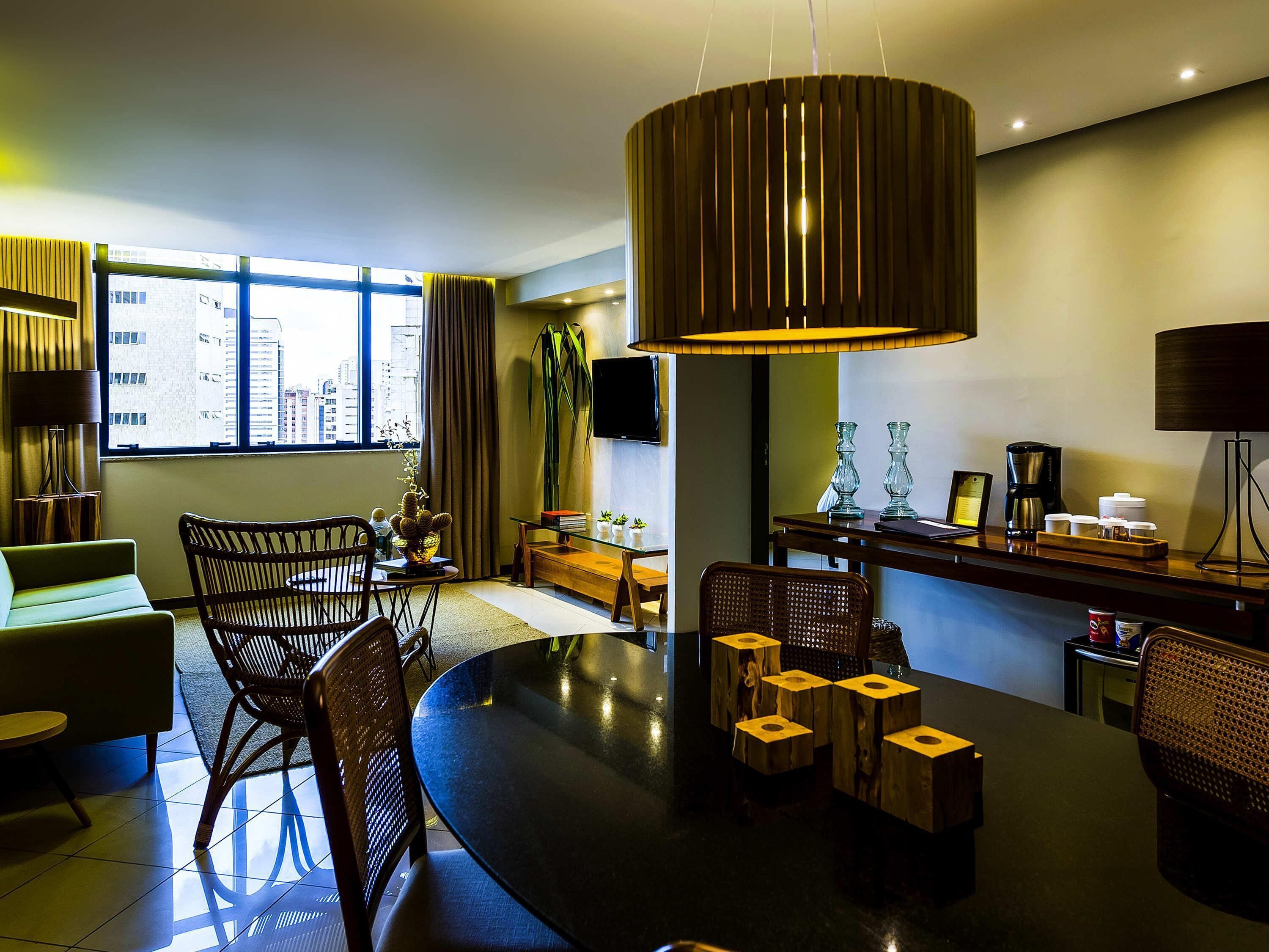 Ropa de cama de alta calidad, colchones con pillow-top y minibar 