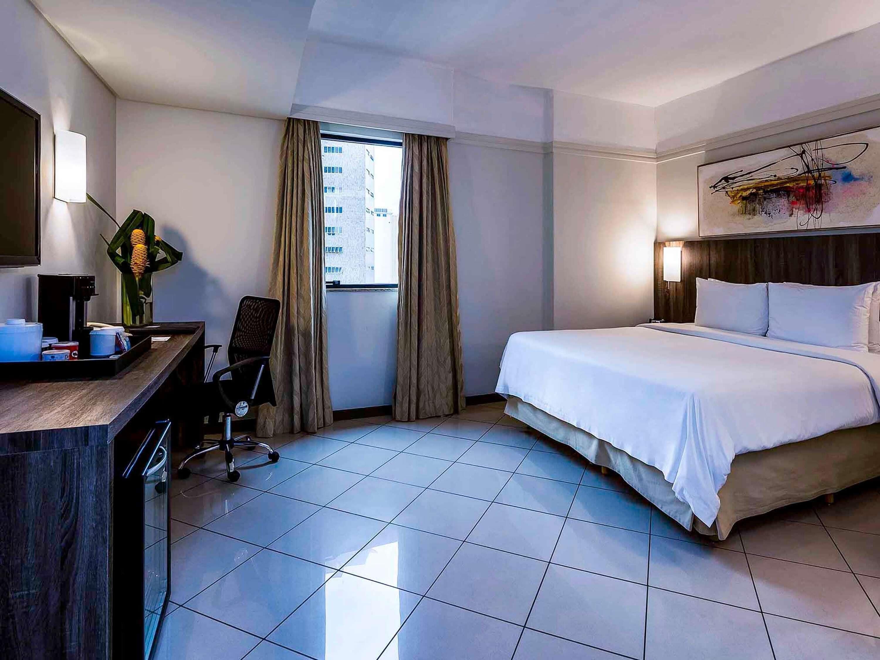 Habitación superior, 1 cama doble | Ropa de cama de alta calidad, colchones con acolchado adicional, minibar