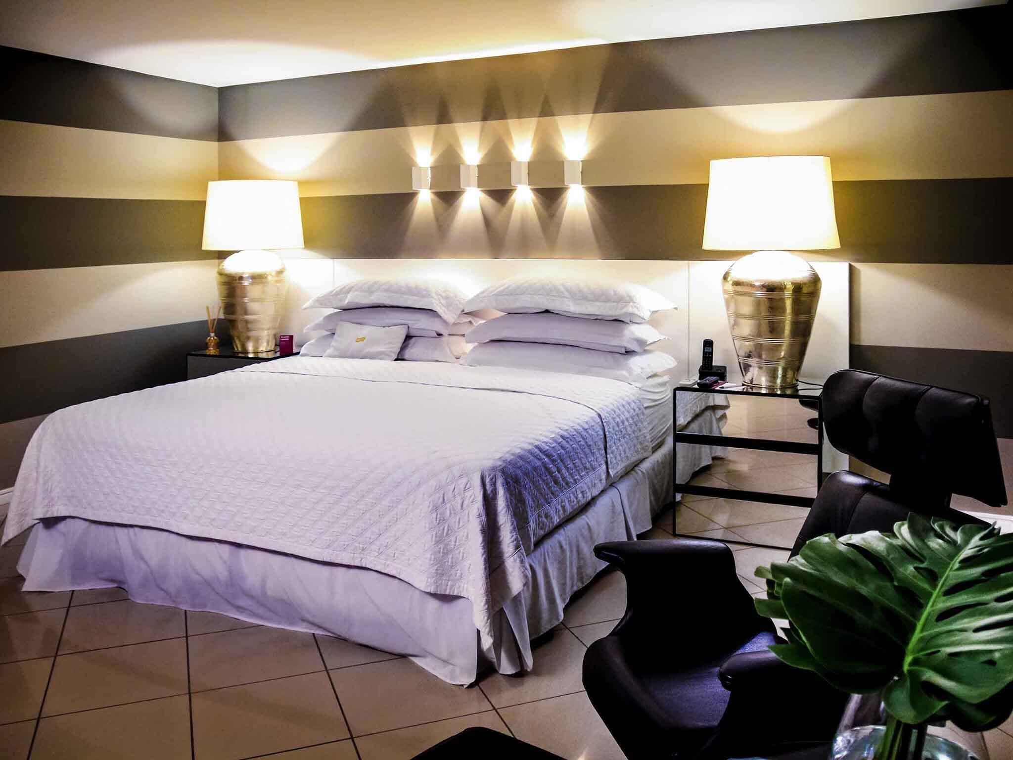 Ropa de cama de alta calidad, colchones con pillow-top y minibar 