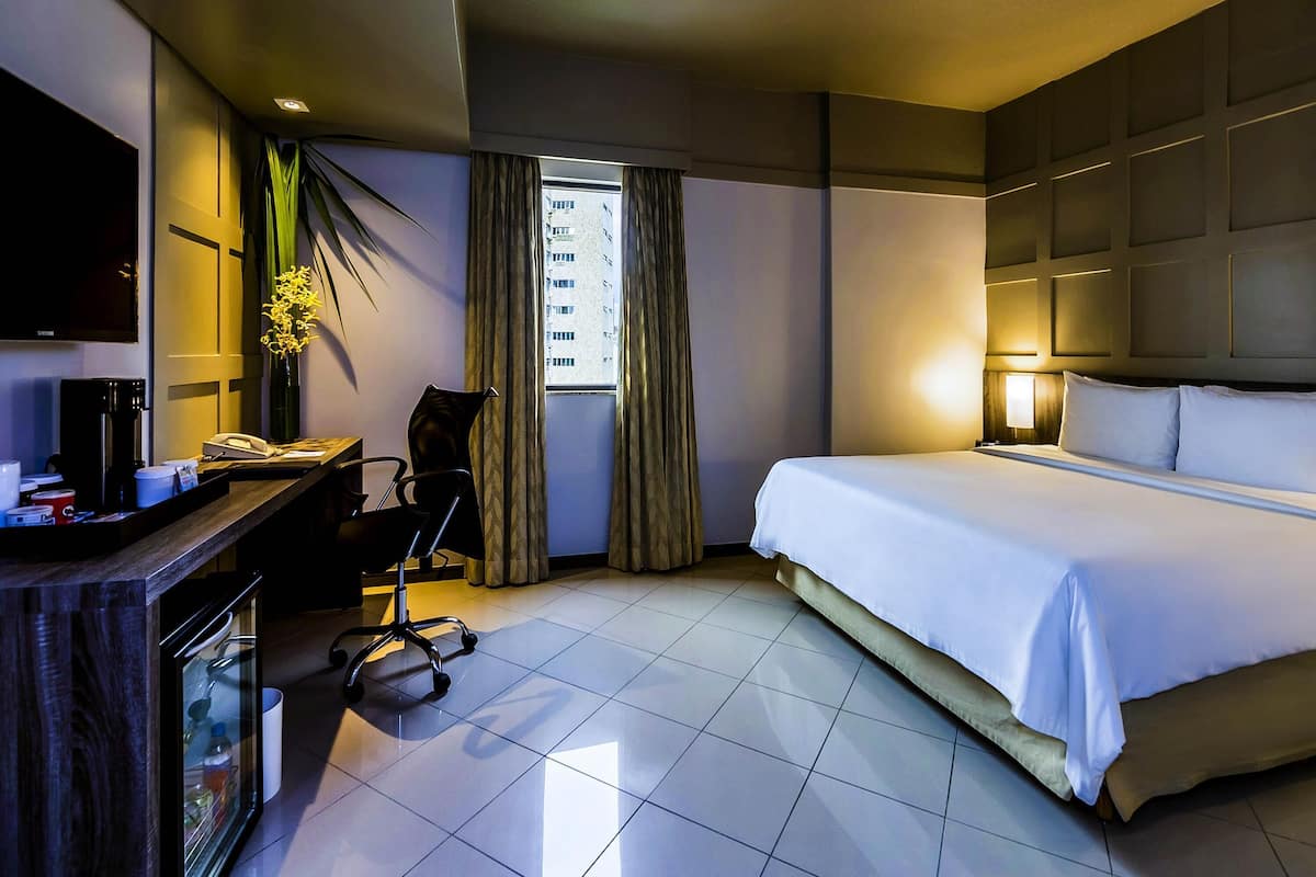 Superior Room, 1 King Bed | Business center