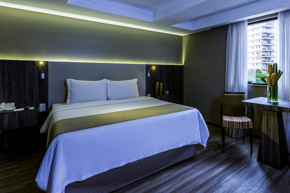 Junior Suite, 1 King Bed | Premium bedding, pillowtop beds, minibar, in-room safe