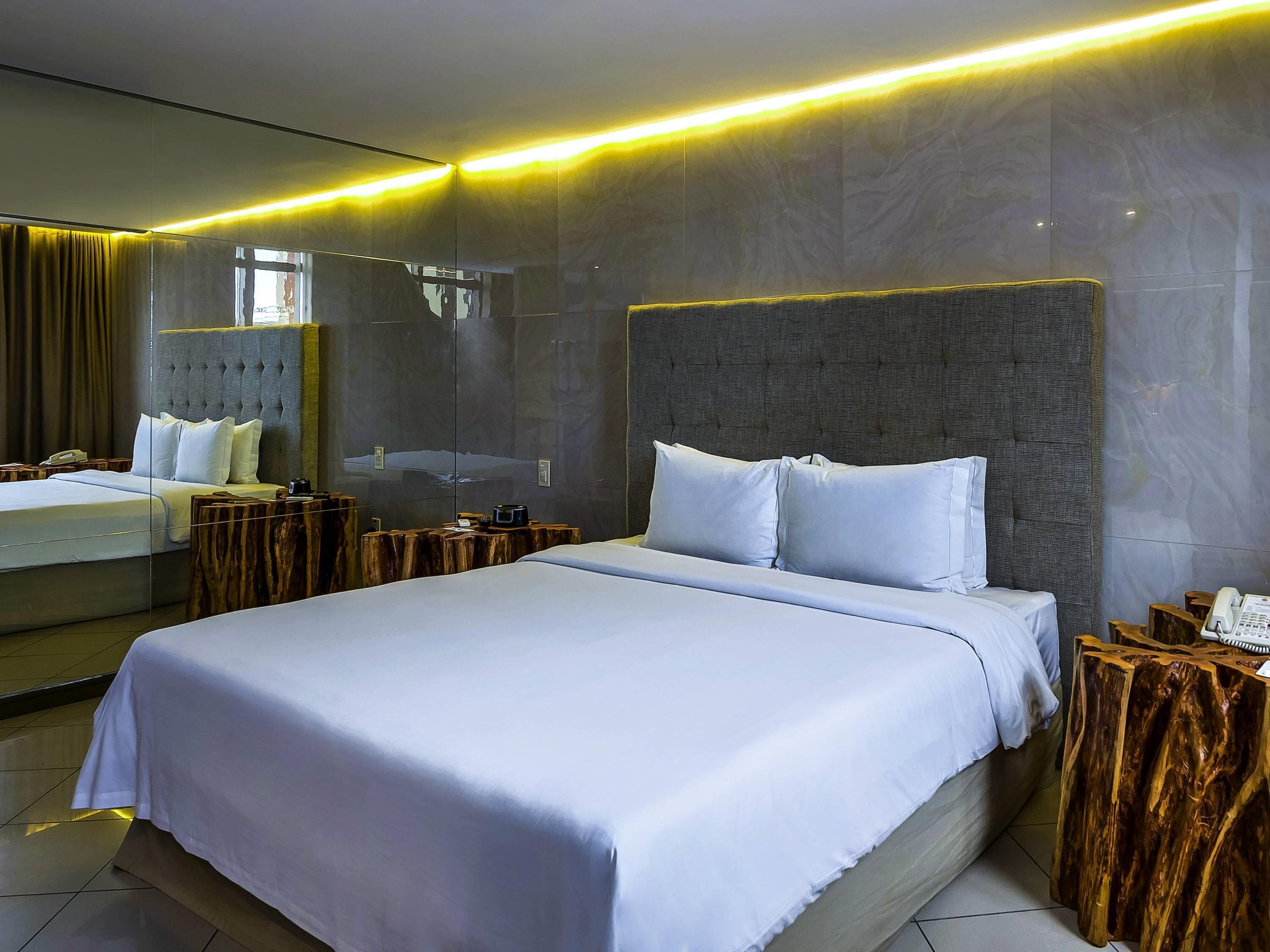 Deluxe suite, 1 kingsize bed | Luxe beddengoed, pillowtop-bedden, een minibar, een kluis op de kamer