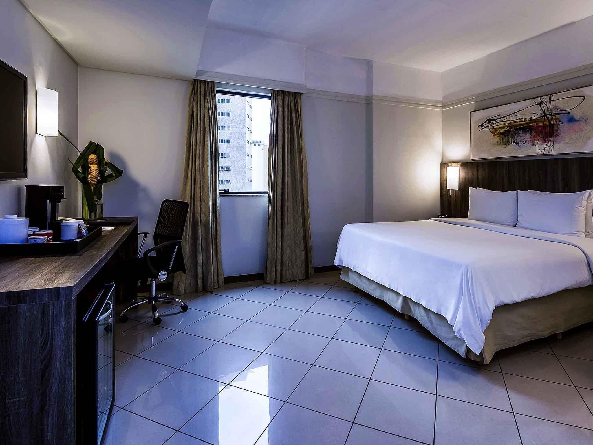 Ropa de cama de alta calidad, colchones con pillow-top y minibar 