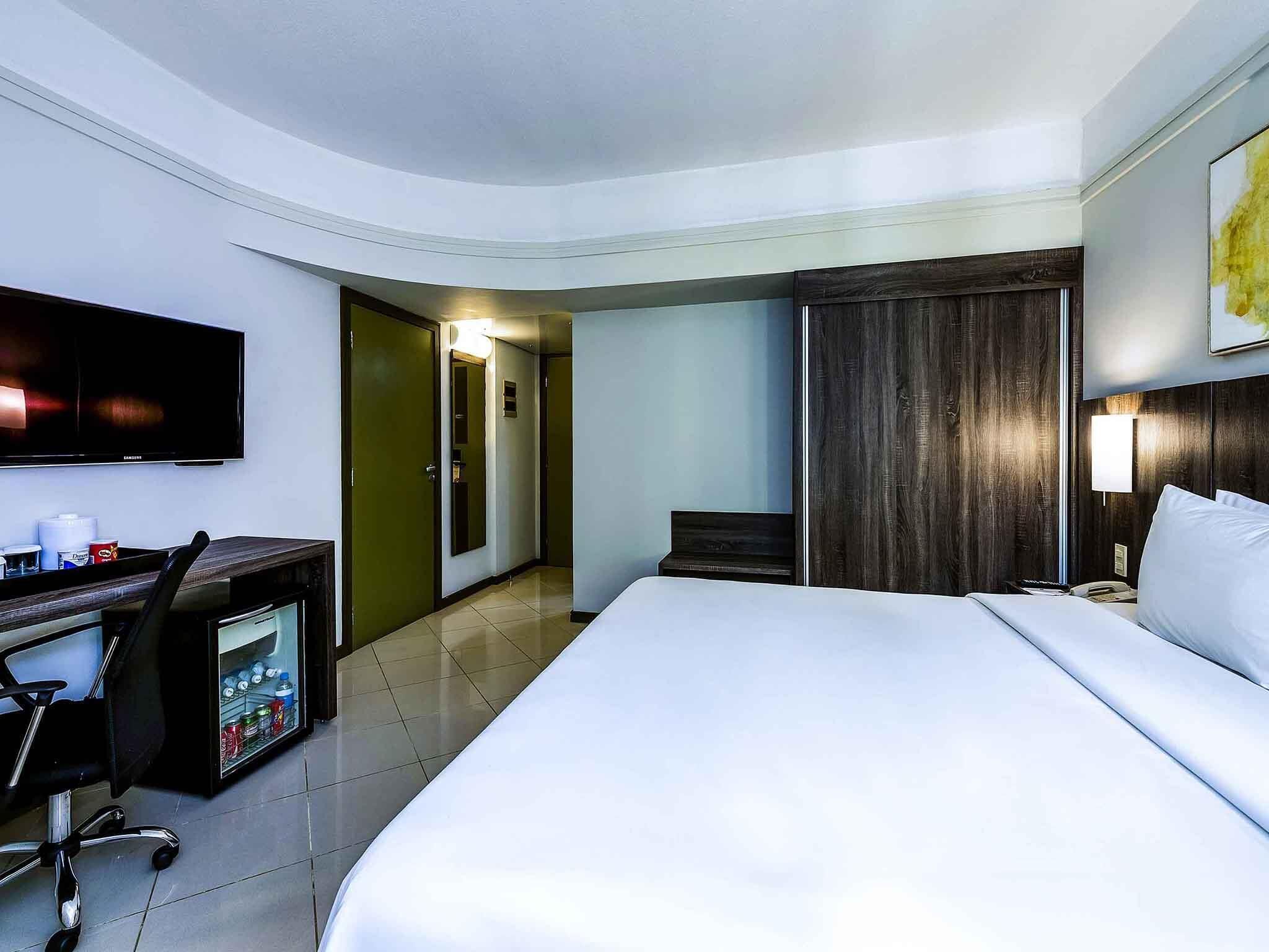 Standaard kamer, 1 kingsize bed | Luxe beddengoed, pillowtop-bedden, een minibar, een kluis op de kamer