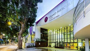 The Grand Mercure Hotel Belém do Pará with a modern facade, large glass windows, and a well-lit entrance area. - Grand Mercure Belem Do Para (Belém)