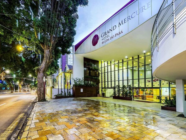 The Grand Mercure Hotel Belém do Pará with a modern facade, large glass windows, and a well-lit entrance area. - Grand Mercure Belem Do Para (Belém)