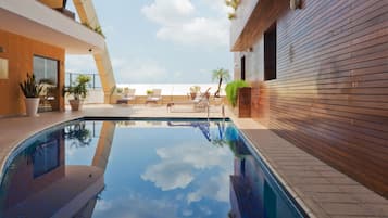 Outdoor pool, pool loungers
