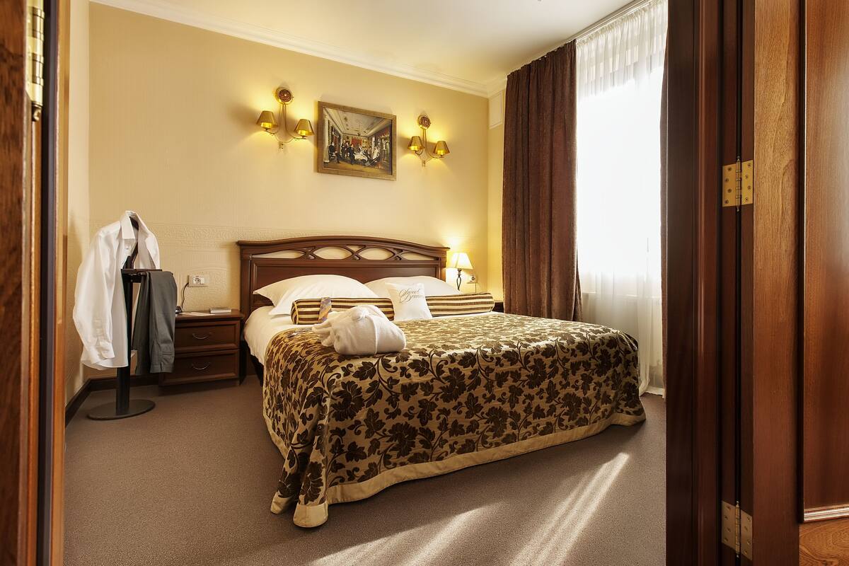 Premium bedding, minibar, in-room safe, desk