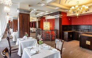 Breakfast, lunch, dinner served; Italian cuisine