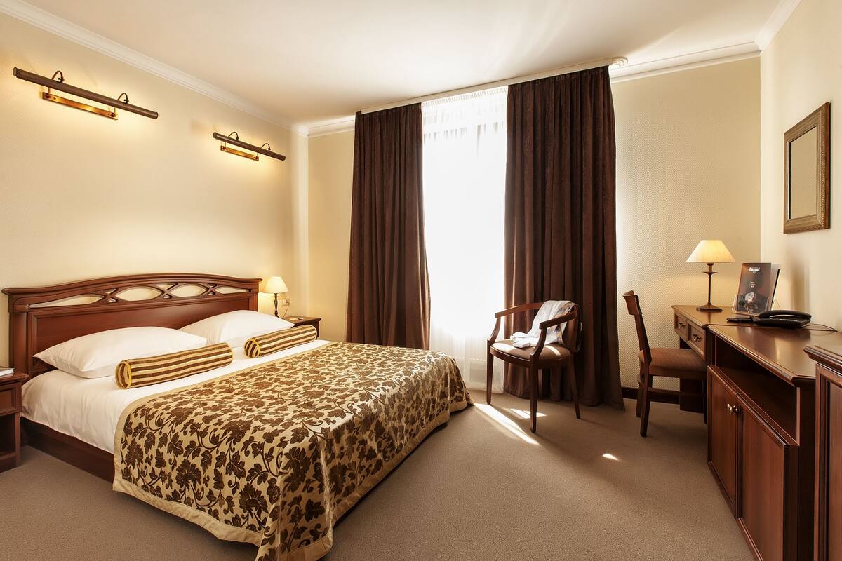Premium bedding, minibar, in-room safe, desk