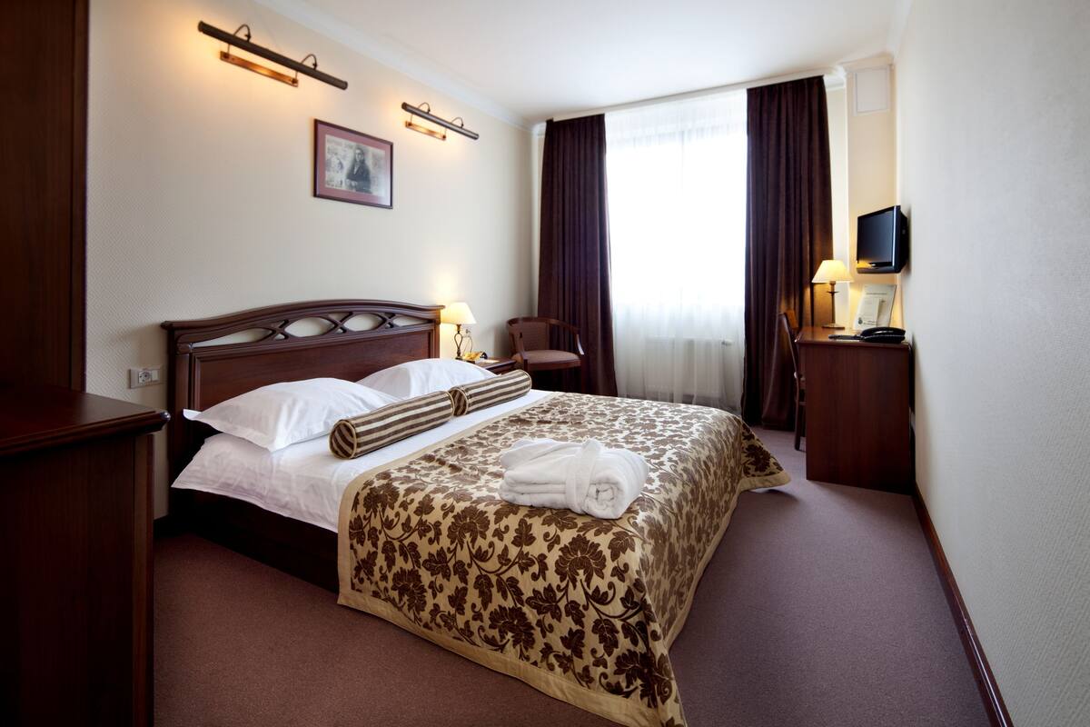 Premium bedding, minibar, in-room safe, desk
