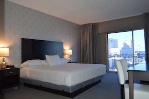 King Room | Safe på rommet og strykejern/-brett