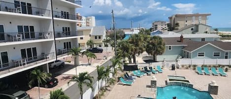 Un hôtel doté d’une piscine, de plusieurs balcons et offrant une vue sur la plage.