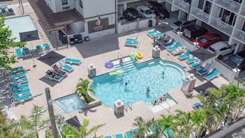 2 utendørsbassenger, bassengtelt (mot betaling) og bassengparasoller