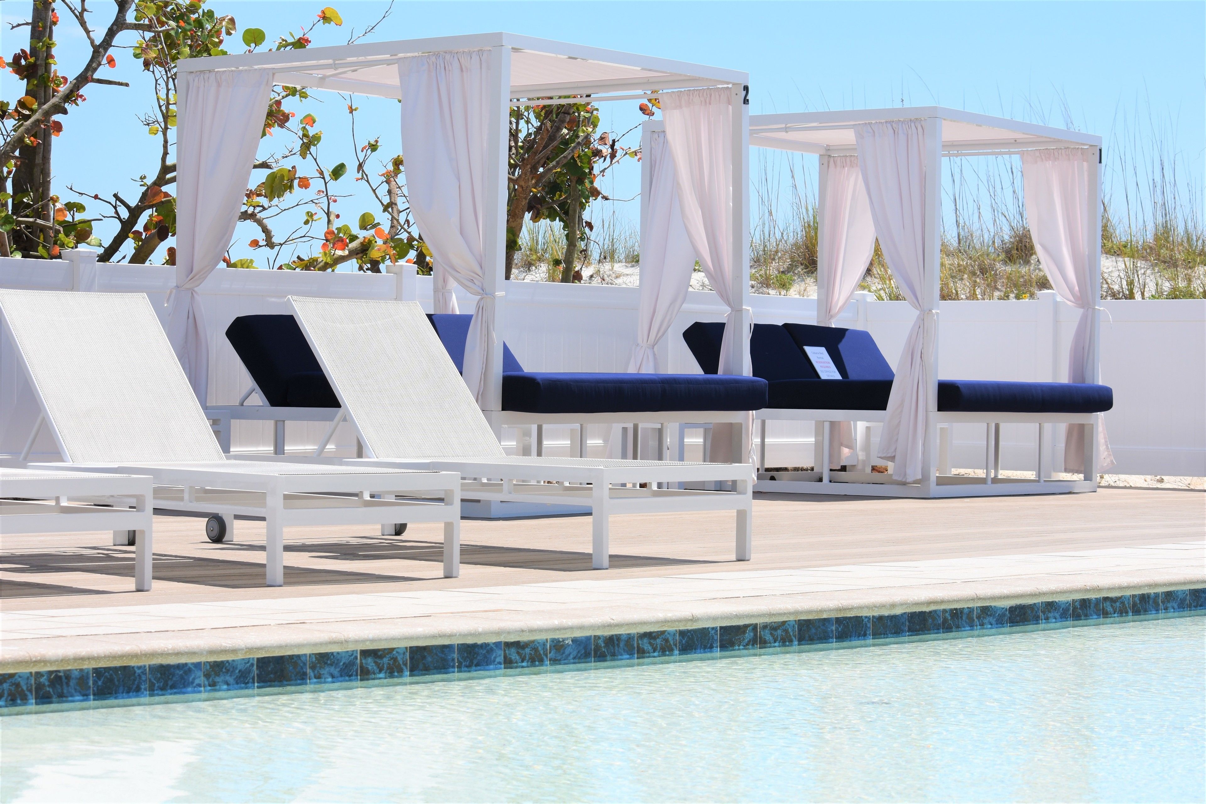 2 室外游泳池，收费帐篷屋，池畔遮阳伞