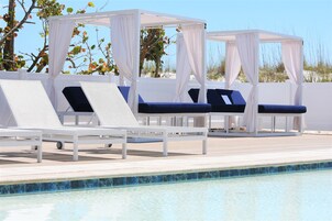 2 piscinas al aire libre, camas de piscina con cargo, sombrillas