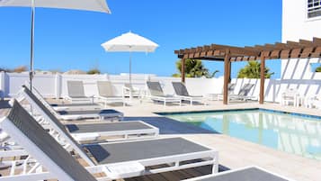 2 piscinas al aire libre, cabañas de piscina (de pago), sombrillas