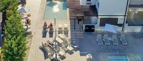 Un espace piscine aménagé sur le toit, offrant une vue sur la plage et l’océan.