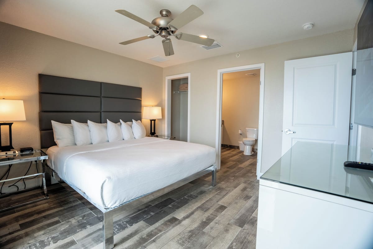 Strykejern/-brett, barnesenger og sengetøy