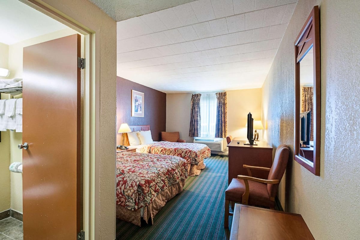 مكتب ومساحة عمل للكمبيوتر المحمول ومكواة/لوح كي وأسرّة قابلة للطي