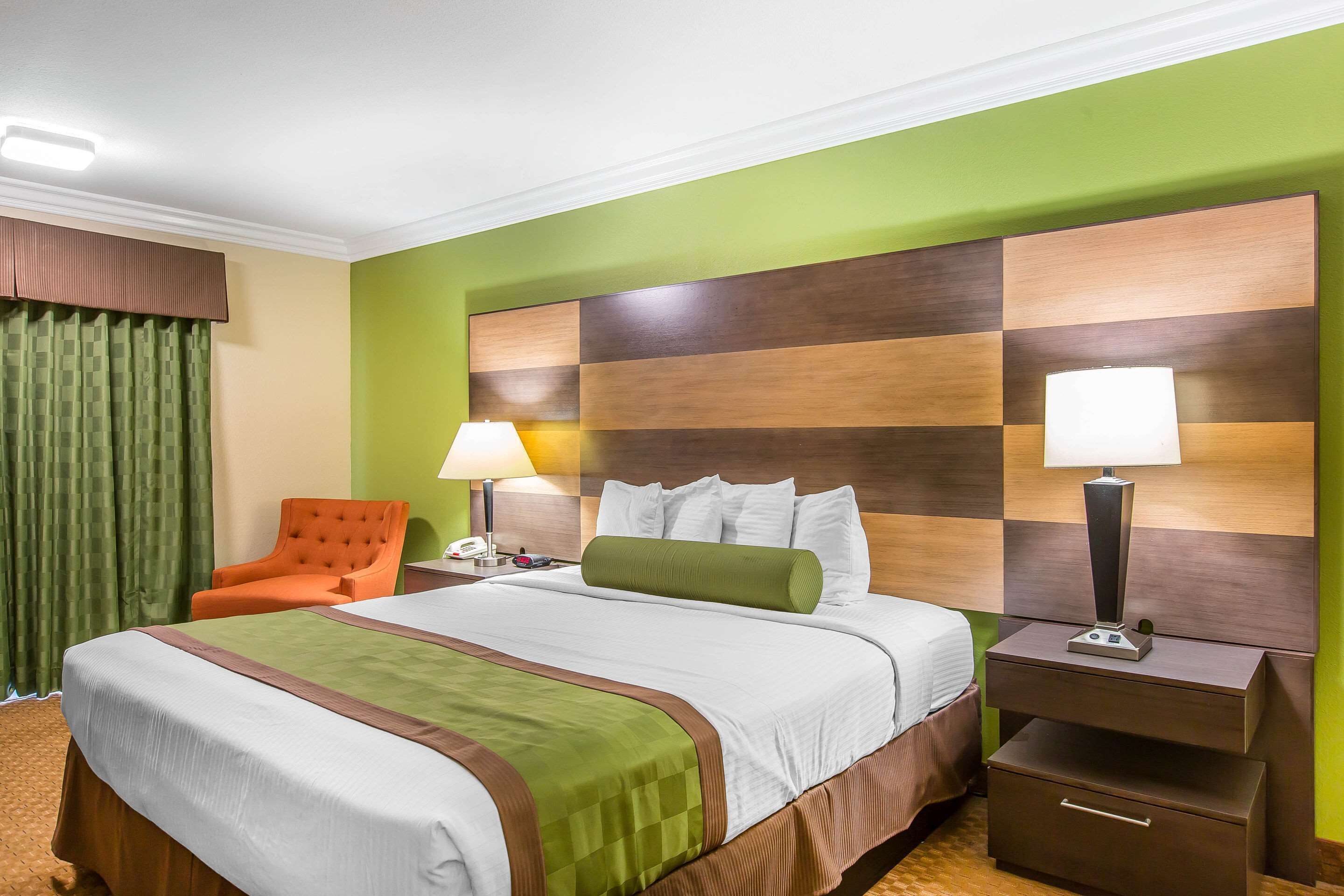 Standard Room, 1 King Bed, Non Smoking | Desk, iron/ironing board, free WiFi, bed sheets