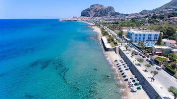 En privat strand, parasoller
