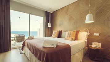 Standard-Doppelzimmer, Meerblick | Minibar, Zimmersafe, Schreibtisch, laptopgeeigneter Arbeitsplatz