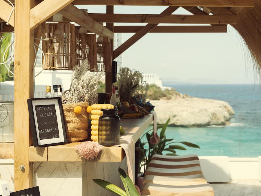 Bar en bord de piscine