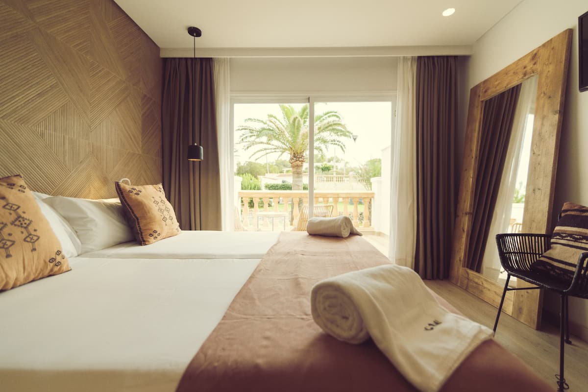 Standard Double Room | Minibar, in-room safe, desk, laptop workspace