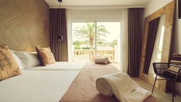Standard Double Room | Minibar, in-room safe, desk, laptop workspace