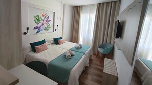Down duvets, minibar, desk, free cots/infant beds - Hotel Anba Romani (Sant Llorenc des Cardassar)