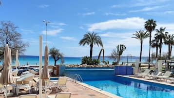 Innendørsbasseng og 2 utendørsbassenger